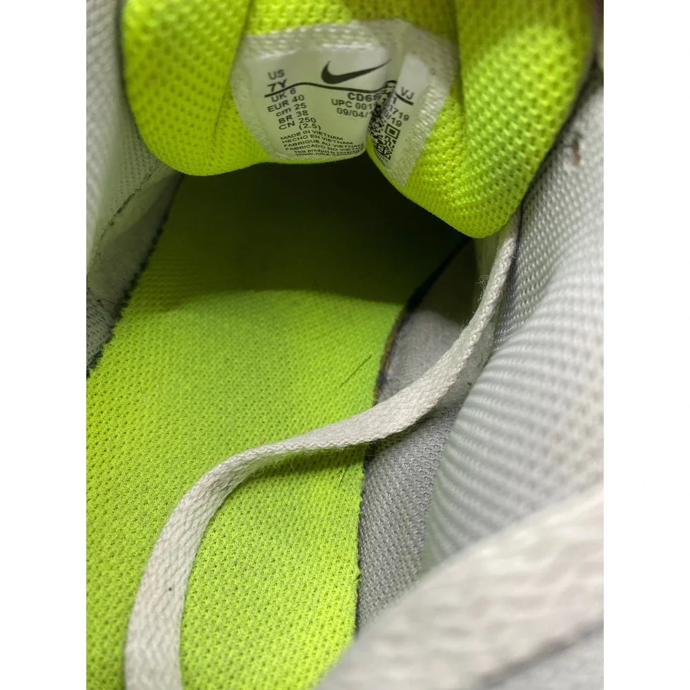 Nike sneaker comfort vibrant